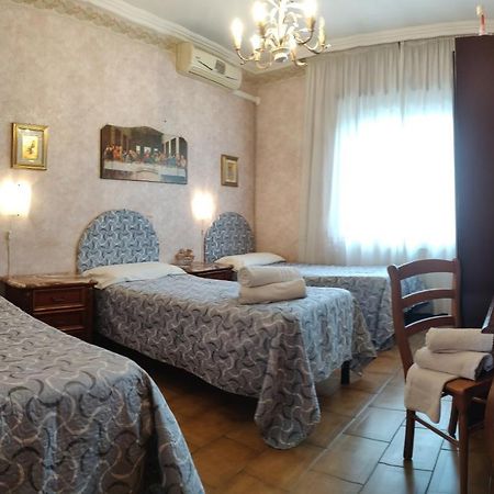 Hotel Hillary House à Fiumicino Extérieur photo