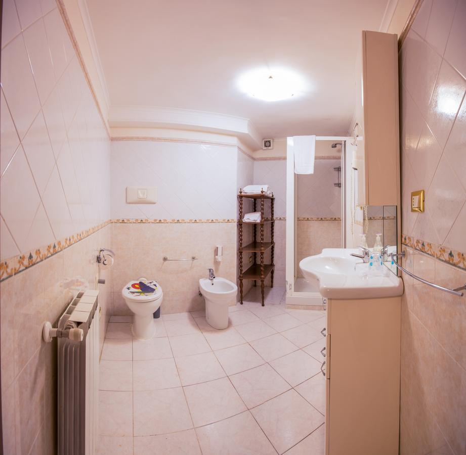 Hotel Hillary House à Fiumicino Extérieur photo