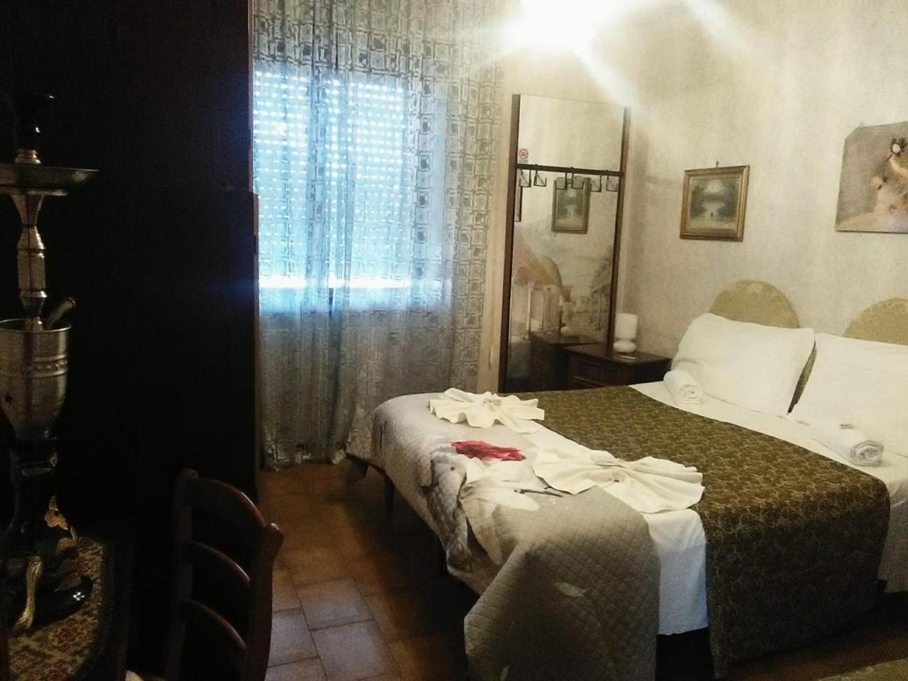 Hotel Hillary House à Fiumicino Extérieur photo