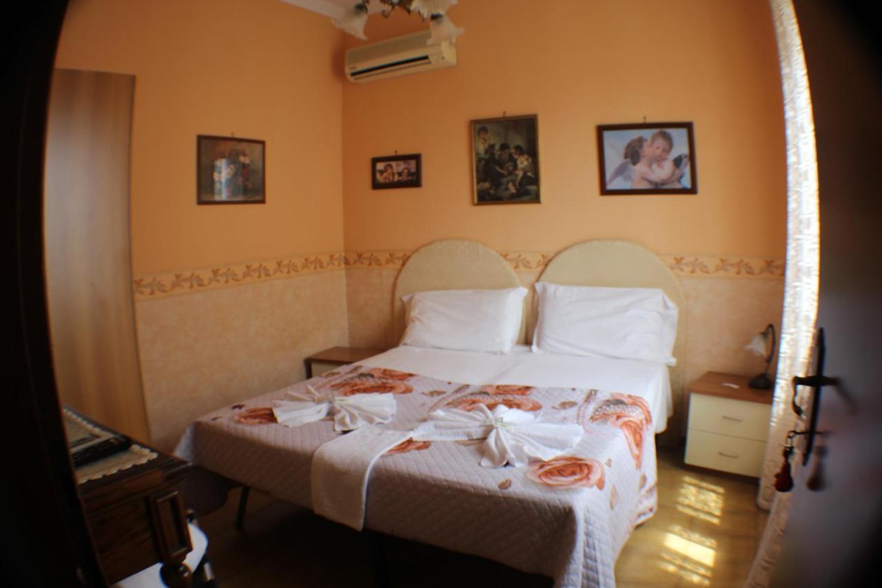 Hotel Hillary House à Fiumicino Extérieur photo