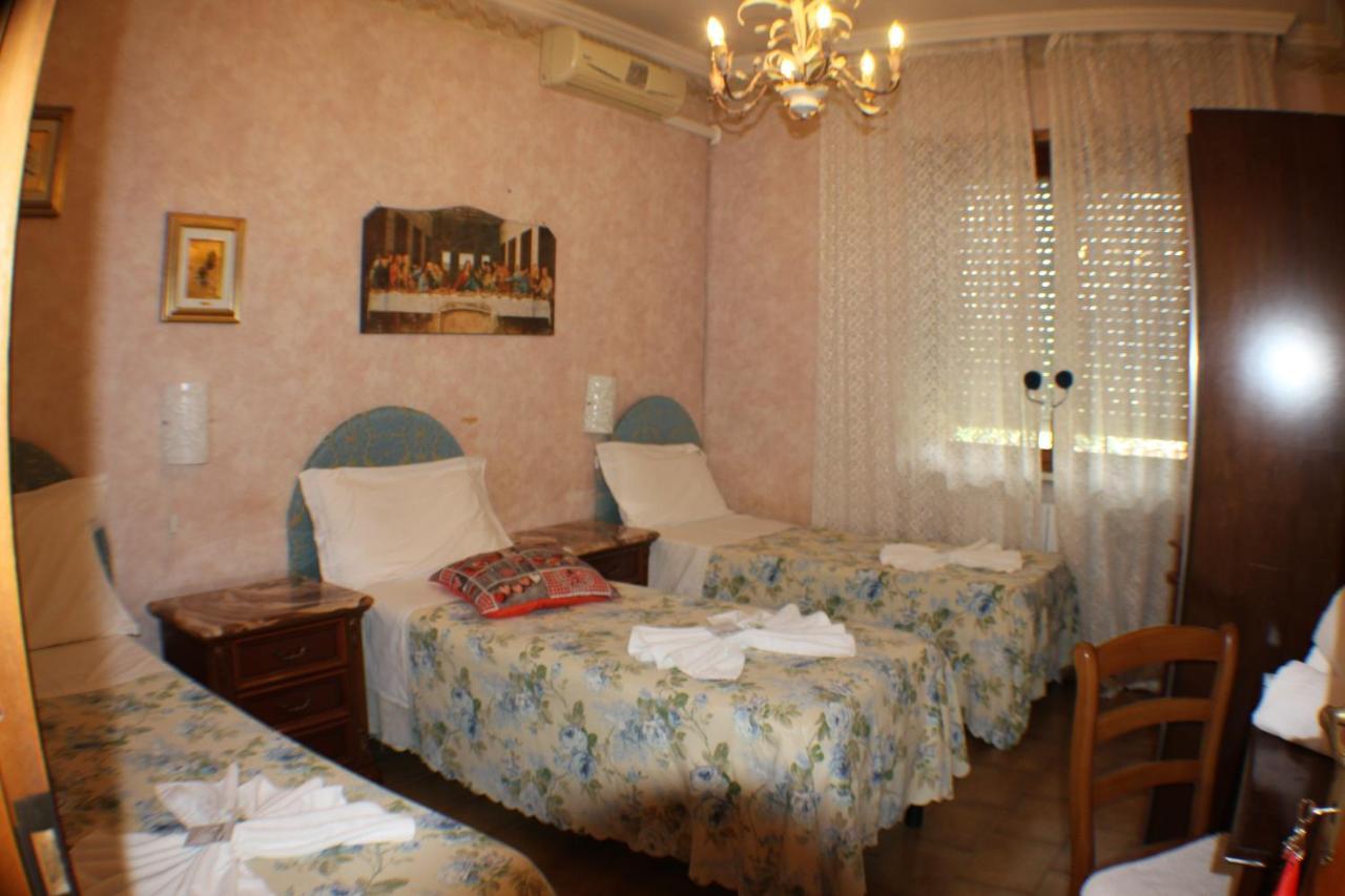 Hotel Hillary House à Fiumicino Extérieur photo