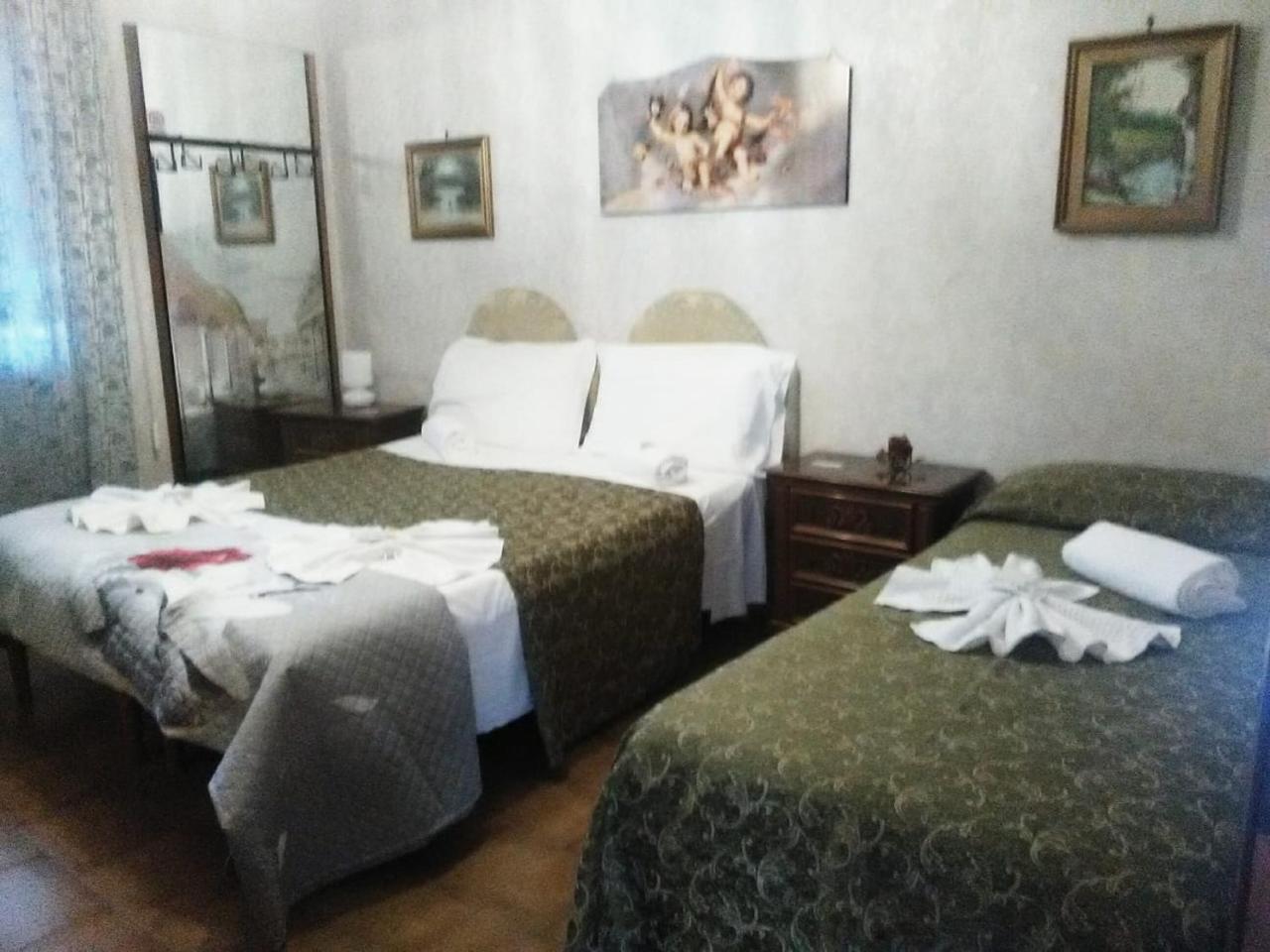 Hotel Hillary House à Fiumicino Extérieur photo