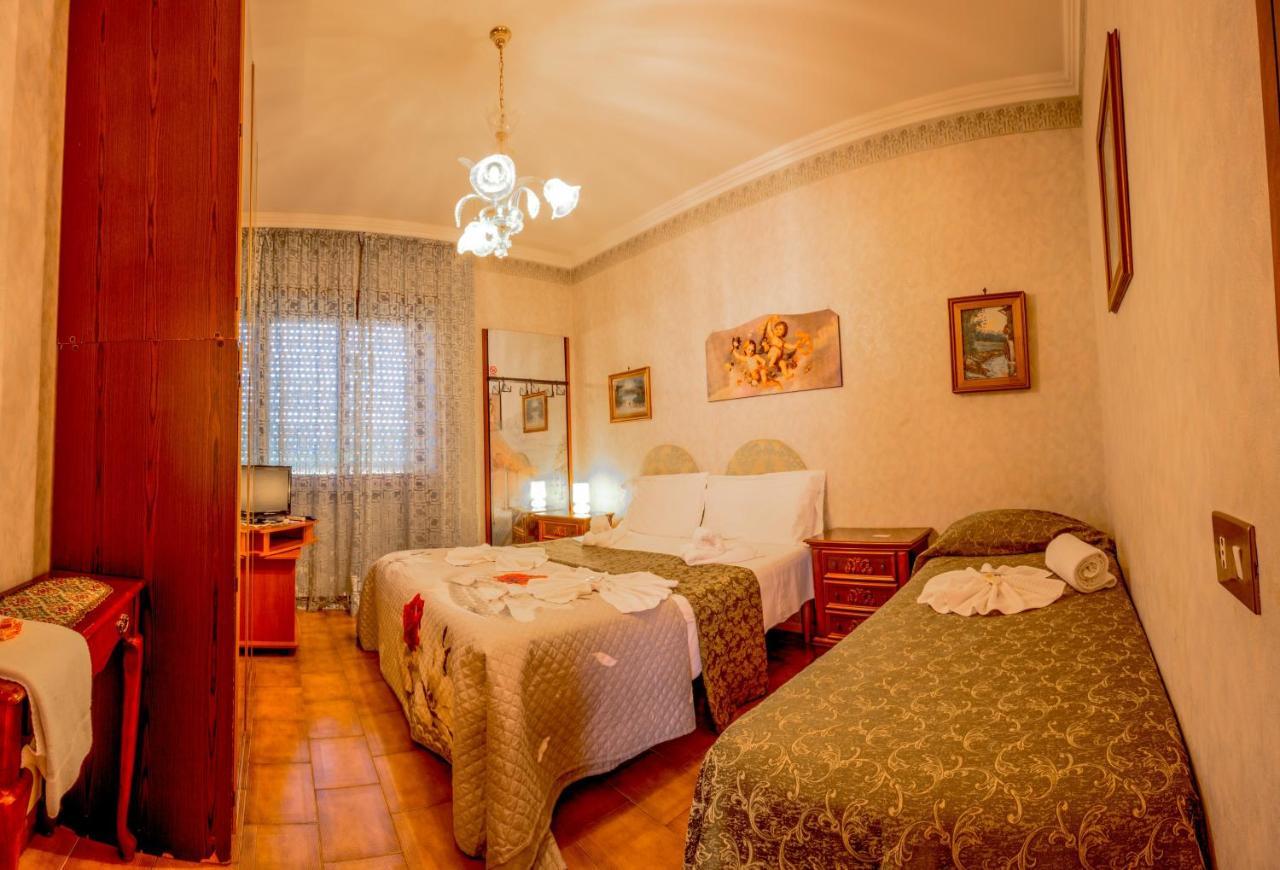 Hotel Hillary House à Fiumicino Extérieur photo