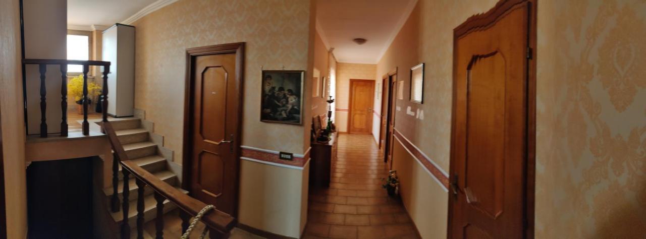 Hotel Hillary House à Fiumicino Extérieur photo