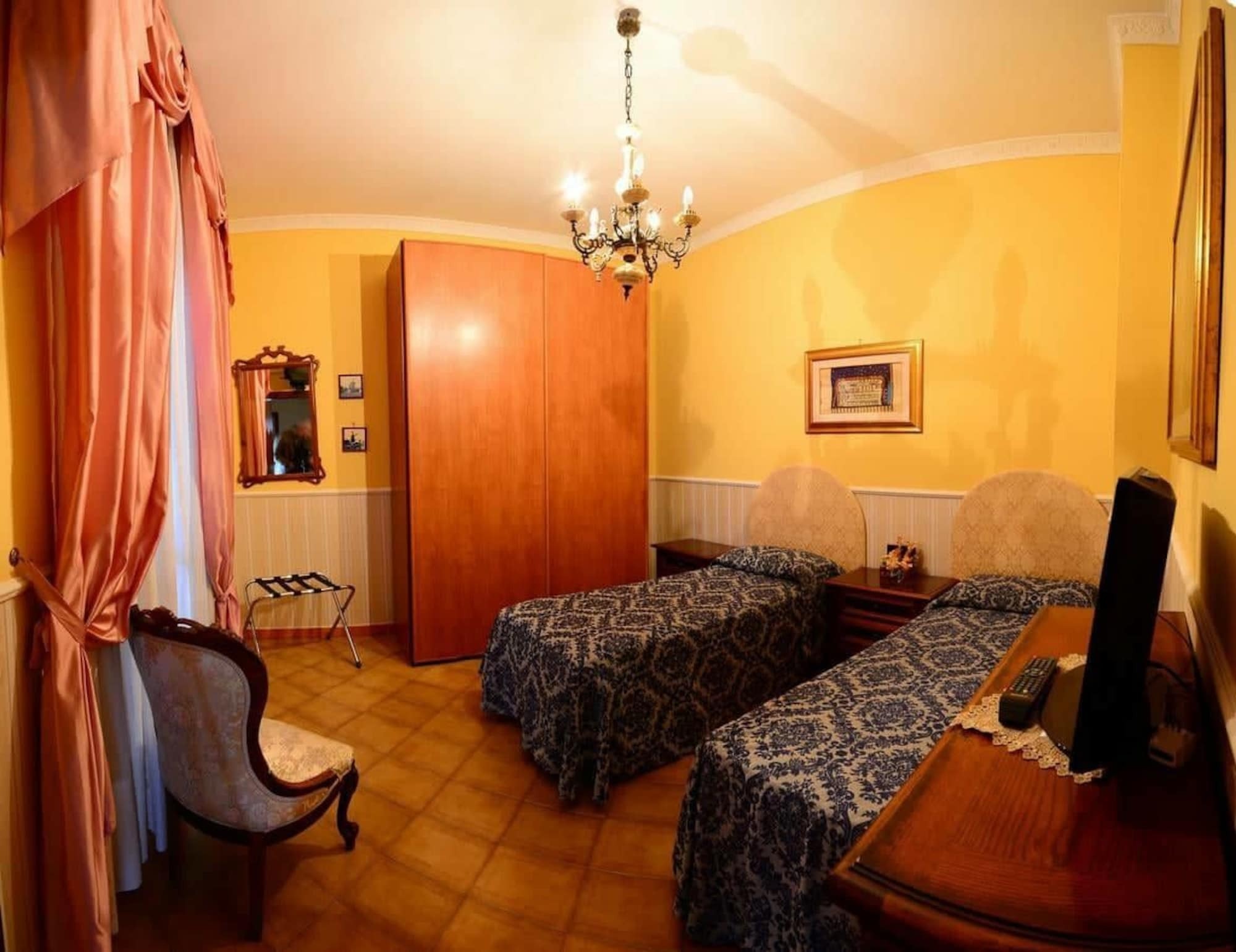 Hotel Hillary House à Fiumicino Extérieur photo