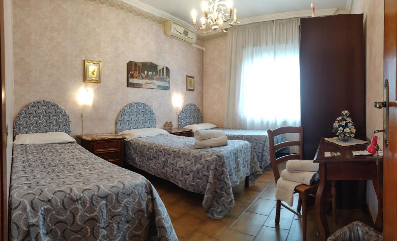 Hotel Hillary House à Fiumicino Extérieur photo